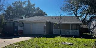 Great 3 bedroom, 2 bath available early April Gallery 1