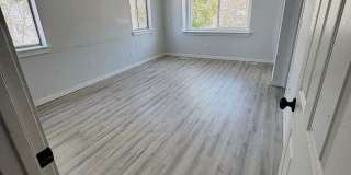 Spacious 3 Bedroom Home with Vaulted Ceilings & Fireplace Gallery 3