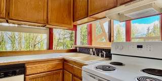 2 Bed / 2 Bath Lakeview Bellevue cottage $3,295/month Gallery 8