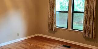 Charming 3 Bedroom Home - Large Backyard - Carport Gallery 13