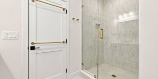 GORGEOUS Like NEW 4/3.5 CUSTOM TOWNHOME Gallery 32