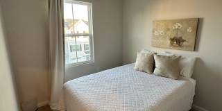 FULLY FURNISHED like-new Townhouse w/ Garage Gallery 20