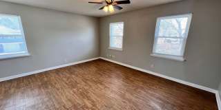 2-Bed, 1-Bath Apartment with Garage Parking! Gallery 3