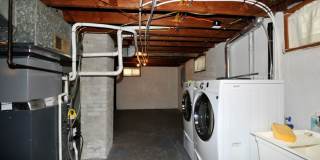 Charming 2 bed 1 bath bungalow with 2nd living room Gallery 31