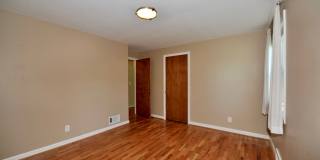 Charming 2 bed 1 bath bungalow with 2nd living room Gallery 21