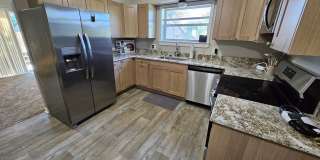 Pet friendly split-level 3 bedroom, 1 bathroom bi-attached home! Gallery 1