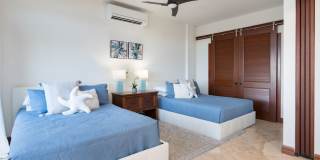 Wailupe Seaside Haven: Beachfront Luxury Home w/ Infinity Pool & City Proximity Gallery 19