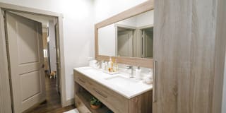 Met on 7th Gallery 35