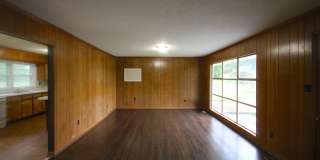 Charming 2 Bedroom Home with Large Fenced Yard! Gallery 4