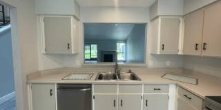 3 Bedroom 2.5 Bathroom Townhome located in Pelican Bay Gallery 7