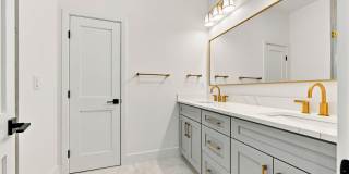 GORGEOUS Like NEW 4/3.5 CUSTOM TOWNHOME Gallery 31