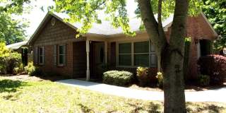 Beautiful 2 Bedroom Brick Ranch with Private Courtyard Patio Gallery 1