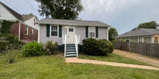 Cozy Cottage in West Nashville, Walk to Charlotte Park, Easy Interstate Access, Fenced Yard, Pet Friendly Gallery 1