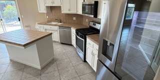 Elegant 3-Bedroom Home in Seven Oaks Gallery 12