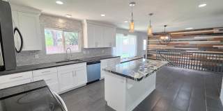 7 Bedroom Home in Bloomington Gallery 24