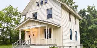 Large 3 bed 1.5 bath! Available NOW! Large 3 bed 1.5 bath! Available NOW! Gallery 1