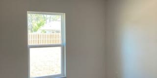 Like New 3/2/2 house with a screened in porch. Gallery 13