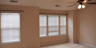 Beautiful Townhome - Great Location Gallery 12