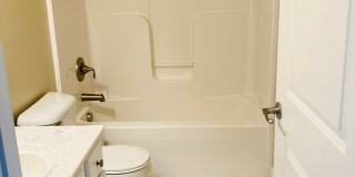 Top floor, fully furnished, with balcony-  Perfect for Professionals- Near shops & restaurants Gallery 14