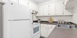 Burgundy & Hillsboro Apartments Gallery 5