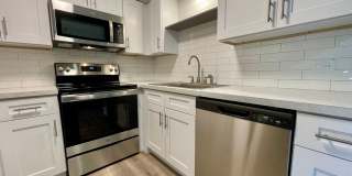 RENOVATED APARTMENT WITH IN-UNIT WASHER-DRYER & GARAGE PARKING! Gallery 5