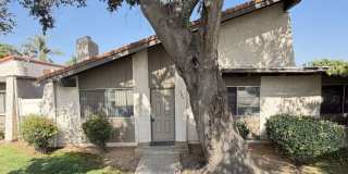 Redlands Townhouse in Great Complex 2+ 1.5 AVAILABLE NOW Gallery 1