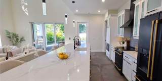Bold Contemporary Sarasota Luxury Home. 4 Beds/ 4 Baths. Private Pool and Summer Grill. Gallery 21