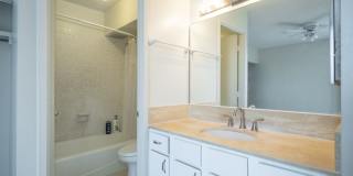 $3,000 / 2 Bed / 2 Bath / 2 Parking – Colonnade on The Green Gallery 21