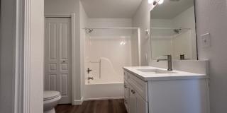 BRIGHT, CLEAN w/SECURED ENTRY! CONDO IN DOWNTOWN GRESHAM! Gallery 9