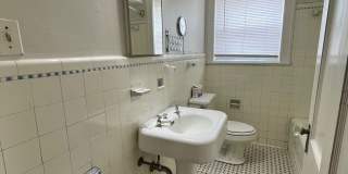 Move In Special! *LOCATION* Fabulous 1/1 with extra space ONE BLOCK off the St Mary's strip and close to the Pearl! Move in Ready! Gallery 23