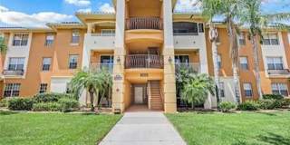 MOVE IN SPECIAL $500 off 1st MONTHS RENT— Furnished or Unfurnished! Lakeview Elegance in Porto Vista 2 Bed / 2 Bath Condo with Private Garage Gallery 3