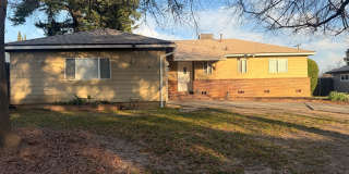 Spacious Home with Bonus Room And Huge Backyard in Quiet Neighborhood Gallery 1