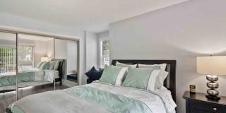 Henley at Kingstowne Gallery 5