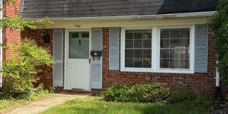 Olde Crofton Charm! Two Bedroom Townhome Gallery 1