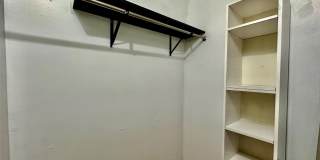 229 N Poplar Street Gallery 15