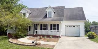 Pet-Friendly 3-Bedroom Home with Garage, Screened-In Porch & Spacious Bedrooms Gallery 1