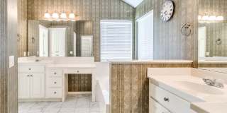 Beautiful Home With Lake View - 3 Bed + 2 Bath Beautiful Home With Lake View - 3 Bed + 2 Bath Gallery 21