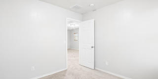 1748 N LOGAN Lane Gallery 21