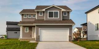 Prime Living: A Spacious Haven with Fenced Backyard in Ankeny Gallery 1