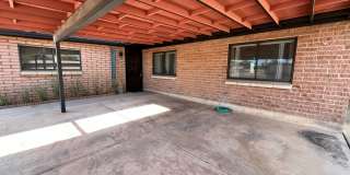 East- 3 bedroom/ 2 bathroom home with sparkling pool! Gallery 20