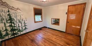 Beautiful 4 bedroom home with views of town Gallery 1