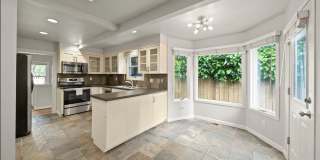 Charming Cottage in First Addition in Lake Oswego! Gallery 17