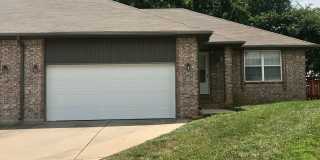 2 Bedroom 2 bathroom Duplex located in quiet cul-de-sac in Nixa available now !!! Gallery 1