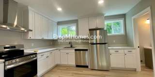 Updated Two Bedroom Bungalow in Milwaukie - Fenced Yard! Gallery 1