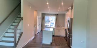 Beautiful Three Bedroom Townhouse! Gallery 5