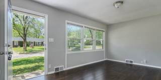 Charming 3 Bed / 1 Bath Home with 1-Car Garage in South Kansas City! Gallery 4