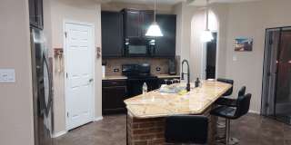Room in 3 Bedroom Home at Arabian King Gallery 9