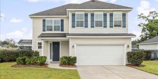 Beautiful 4 Bed/2.5 Bath Home in The Commons! Gallery 1
