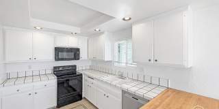 Hilltop Retreat with Ocean Breezes, natural light, and panoramic views Gallery 7