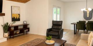 *** Near Domain * Stunning 3 Bedroom House with 2 Car Garage * Fully Furnished * Designer Decorated * High End Luxury Finishes *** Gallery 3